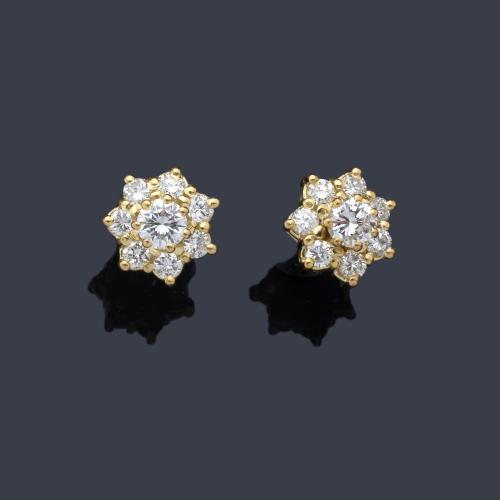  Pendientes cortos con diseño de rosetón con brillantes de aprox. 0.85 ct en total.