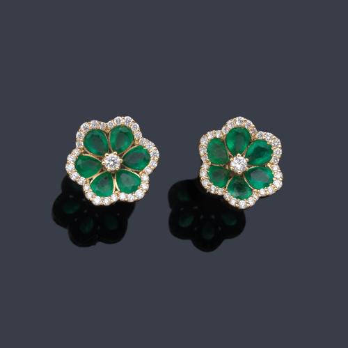  Pendientes cortos con diseño floral con esmeraldas talla perilla de 1,84 ct y orlado de brillantes de aprox. 0,34 ct en total.
