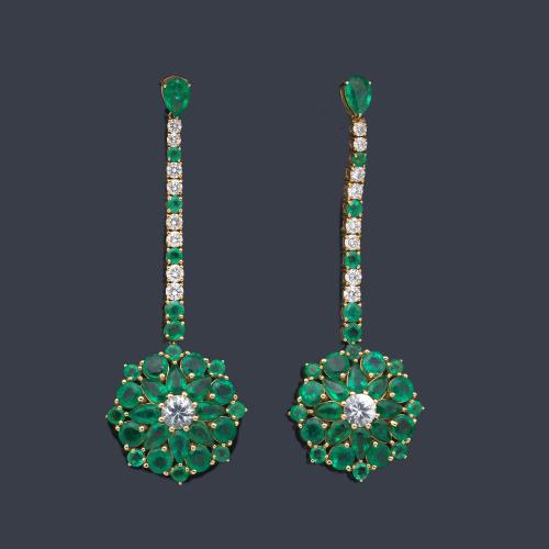  Pendientes largos con remate de rosetón con esmeraldas talla perilla y oval de 10,05 ct y brillantes de aprox. 0,90 ct en total y dos zafiros incoloros de 1,21 ct.