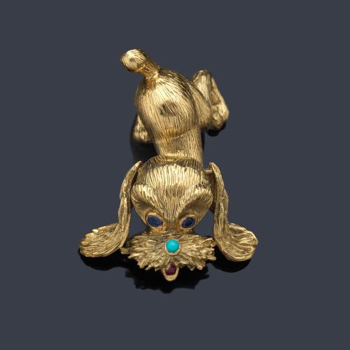  Broche con diseño de perro con largas orejas móviles realizado en montura de oro amarillo de 18K.