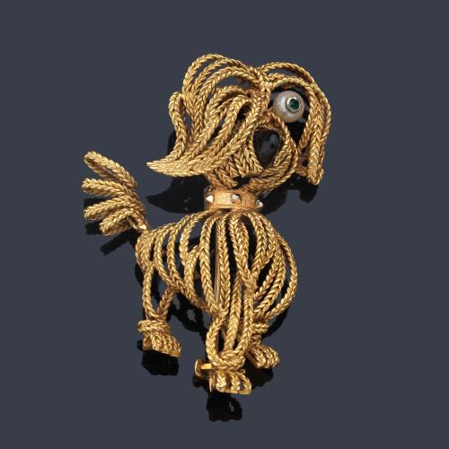  Broche con diseño de perrito con diseño de cordoncillo en oro amarillo de 18K. Años '70.