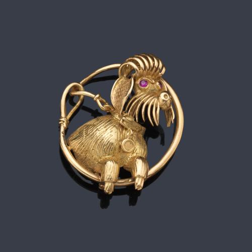  Broche circular con motivo de perrito con gran profusión de detalles realizados en oro amarillo de 18K texturizado. Años '60.