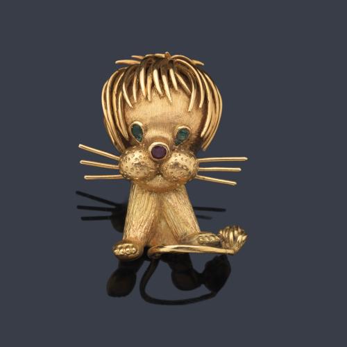  Broche con diseño de león realizado en oro amarillo mate y brillo de 18K. Años '60.