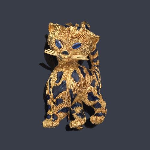  Broche con diseño de leopardo con dos zafiros talla marquís y esmalte negro simulando las manchas negras. Años '70.