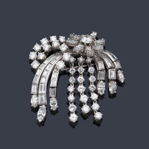  Broche años '60 con diseño floral y bandas curvadas con diamantes talla brillante, baguette y marquís de aprox. 7,50 ct en total.