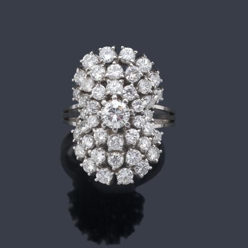  Anillo lanzadera con brillante central de aprox. 0,40 ct y triple orla de brillantes de aprox. 2,84 ct en tota