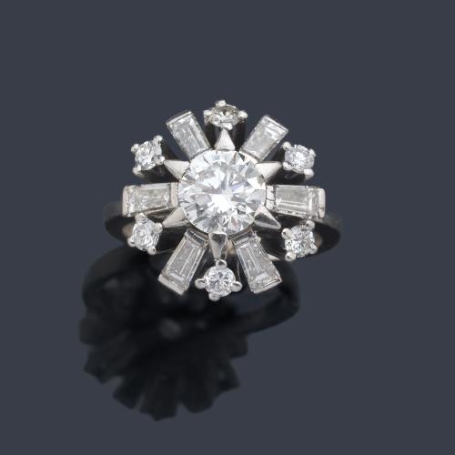  Anillo con diseño de rosetón con brillante central de aprox. 1,15 ct y orla de diamantes talla brillante y baguette de aprox. 0,70 ct en total.