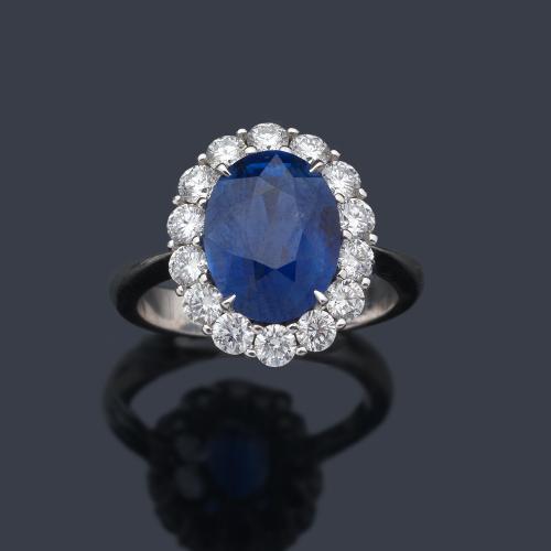  Anillo con zafiro talla oval de aprox. 3,99 ct con orla de brillantes de 1,02 ct en total.