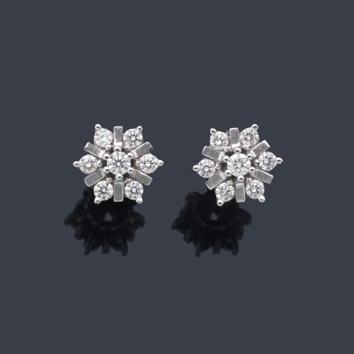  Pendientes cortos con diseño de rosetón de aprox. 1,00 ct en total.