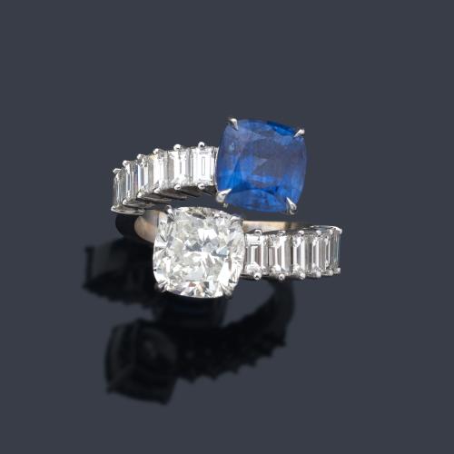  Anillo 'tú y yo' con diamante talla 'cushion' de aprox. 3,02 ct y zafiro de 2,95 ct con doble banda de diamantes talla baguette de 1,33 ct en total.