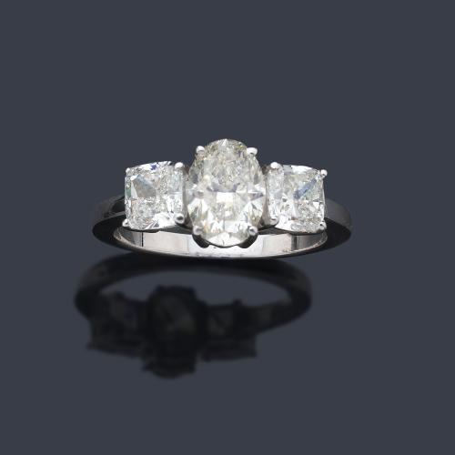 Anillo con diamante central talla oval de 1,51 ct y dos diamantes talla 'cushion' de 0,80 ct cada uno. Certificado IGI y dos certificados GIA.