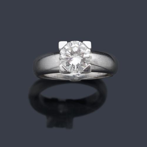  Solitario con brillante de aprox. 1,55 ct en montura de oro blanco de 18K. Certificado Gemacyt.