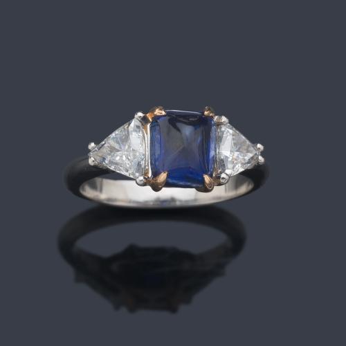 Anillo con zafiro talla 'pain de sucrè' de 2,28 ct flanqueado por un diamante talla triángulo en ambos lados de aprox. 0,45 ct cada uno. Certificado Bellerophon Gemlab.