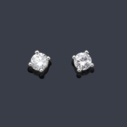  Dormilonas con pareja de brillantes de aprox. 0,30 ct en total.