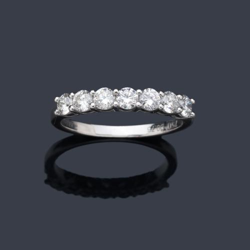  Media alianza de brillantes de 0,76 ct en montura de oro blanco de 18K.