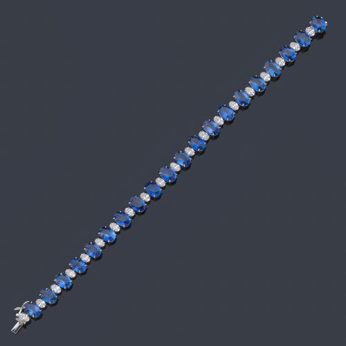  Pulsera con zafiros talla oval de 22,73 ct intercalado con diamantes talla oval de 3,39 ct en total.