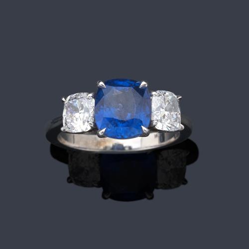  Anillo con zafiro talla 'cushion' de aprox. 3,03 ct y dos diamantes talla 'cushion' de aprox. 1,40 ct en total.