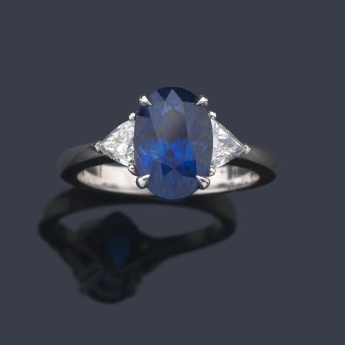  Anillo con zafiro talla oval de aprox. 3,76 ct con dos diamantes talla triángulo de aprox. 0,45 ct en total. Certificado GIA.