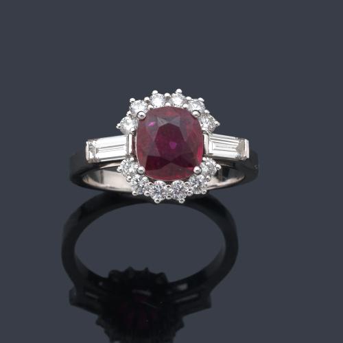  Anillo con rubí central talla cushion de aprox. 1,76 ct con orla de brillantes y dos diamantes talla baguette de aprox. 0,80 ct en total. Certificado IGE.