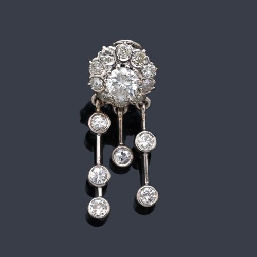  Un pendientes con diseño de rosetón con brillantes y tres motivos colgantes de aprox. 2,00 ct en total.