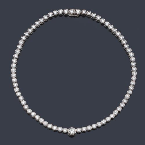  Collar rivière con brillantes engastados en chatón de aprox. 16,00 ct en total.