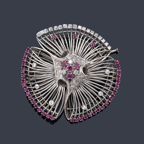  Broche en forma floral calado, salpicado con diamantes talla brillante y sencilla con bandas curvadas de rubíes. Años '70.