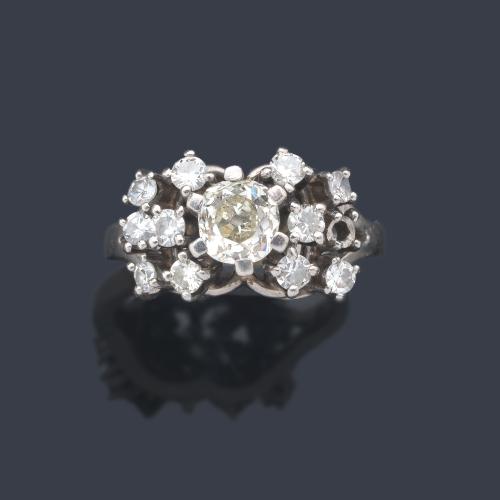  Anillo con diamantes talla 'old cushion' y antigua de aprox. 1,20 ct en total.