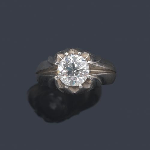  Solitario con brillante de aprox. 1,71 ct en montura de oro blanco de 18K.