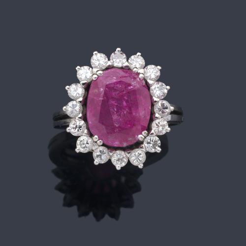  Anillo con rubí talla oval de aprox. 3,31 ct con orla de brillantes de aprox. 0,66 ct en total.