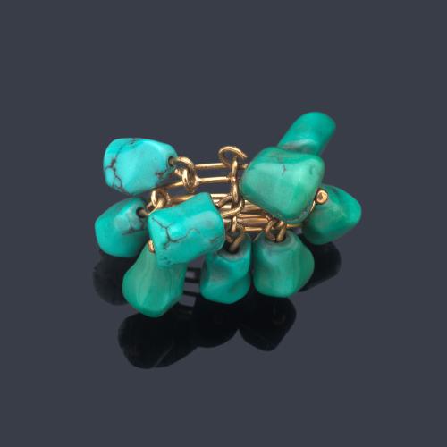  Anillo años '70 con nueve turquesas pulidas móviles en montura de oro amarillo de 18K.