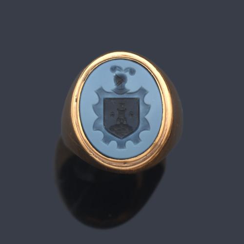 Anillo con escudo heráldico sobre ágata en montura de oro amarillo de 18K.