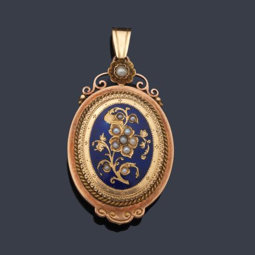  Colgante - guardapelo con frente decorado con motivos florales en esmalte azul y perlitas. Circa 1880.