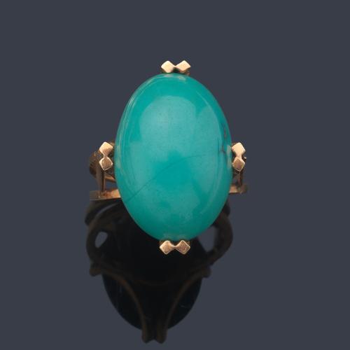  Anillo con turquesa talla cabujón en montura de oro amarillo de 18K.