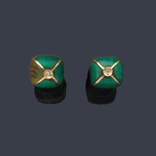  Pendientes cortos con piezas de malaquitas pulidas y brillante central en montura de oro amarillo de 18K.