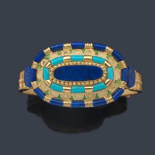  Pulsera rígida con diseño 'egipcio' con decoración con turquesas, lapislázuli y esmalte verde.