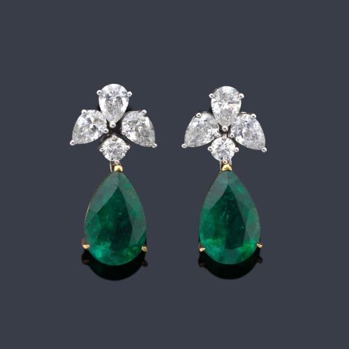  Pendientes con pareja de esmeraldas talla perilla de aprox. 5,28 ct con copete en la parte superior de diamantes talla perilla y brillante de aprox. 2,18 ct en total.