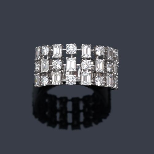  Anillo con bandas de diamantes talla esmeralda y brillante de 2,19 ct en total.