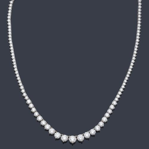  Collar rivière con brillantes de aprox. 17,74 ct en disminución, en montura de oro blanco de 18K.