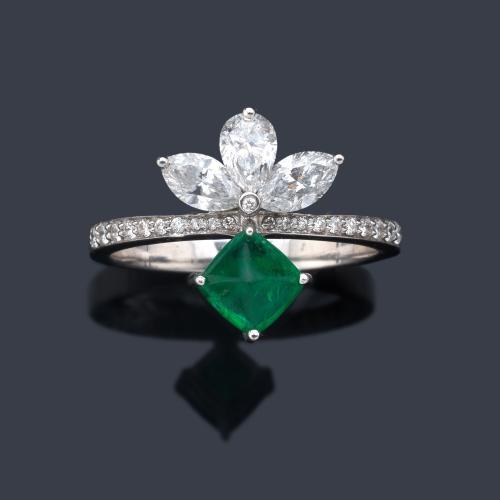  Anillo con esmeralda talla 'pain de sucre' de 1,05 ct con tres diamantes talla marquís y banda de brillantes de 0,90 ct en total.
