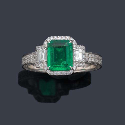  Anillo con esmeralda central de 1,30 ct con diamantes talla brillante y esmeralda de 1,11 ct en total.