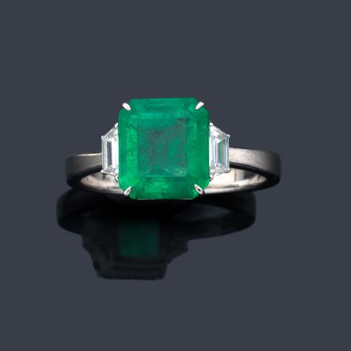  Anillo con esmeralda central de 2,51 ct con pareja de diamantes talla trapecio de 0,24 ct en total.