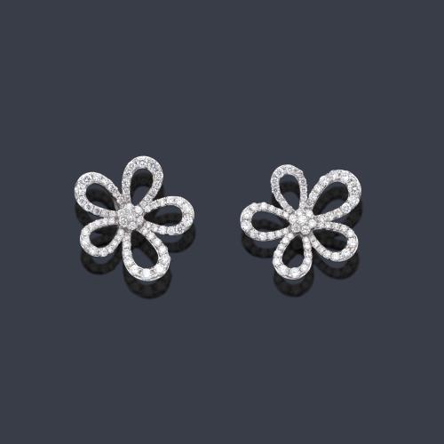  Pendientes cortos con diseño de flor con brillantes de aprox. 0,77 ct en total.