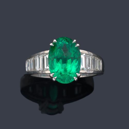  Anillo con esmeralda talla oval de aprox. 3,36 ct con banda de diamantes talla baguette de aprox. 1,05 ct en total. Certificado Bellerophon Gemlab.
