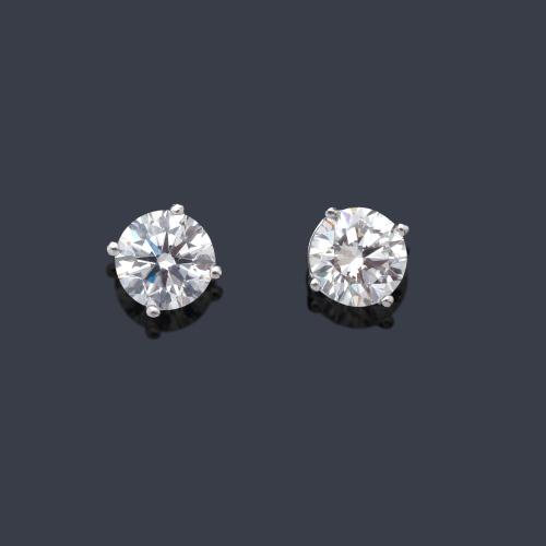  Dormilonas con pareja de brillantes de 1,00 ct y 1,01 ct respectivamente. Dos certificados IGI.