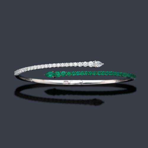  Pulsera rígida con dos brazos contrapeados con diamantes talla brillante y perilla de 1,02 ct y esmeraldas talla redonda y pera de 1,14 ct en total.