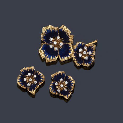  Broche y pendientes con diseño floral enriquecido con esmalte azul sobre montura de oro amarillo texturizado de 18K.
