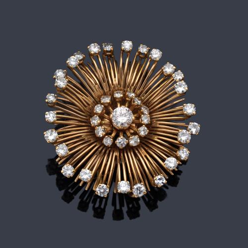  Broche floral con brillantes de aprox. 3,30 ct en total. Años '70.