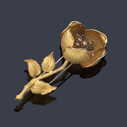  Broche floral con centro de brillantes y zafiros redondos con movimiento 'tremblant' y pétalos articulados.