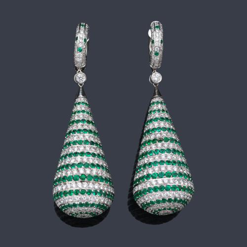  Pendientes largos en forma de gota con bandas de brillantes de aprox. 16,00 ct intercalado con bandas de esmeraldas talla redonda de aprox. 19,00 ct en total.