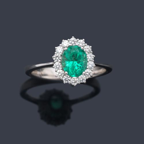  Anillo con esmeralda talla oval de aprox. 1,03 ct y orla de brillantes de aprox. 0,28 ct en total.